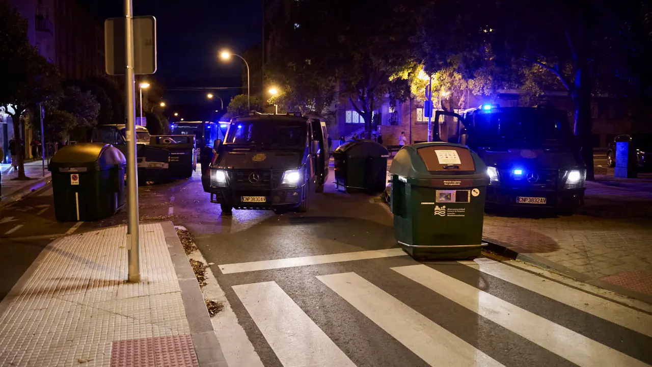 Disturbios en Pamplona frente al acto de Vito Quiles que finalmente ha sido cancelado. PABLO LASAOSA