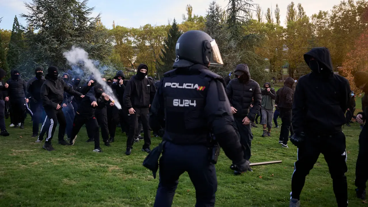 Disturbios en Pamplona frente al acto de Vito Quiles que finalmente ha sido cancelado. PABLO LASAOSA