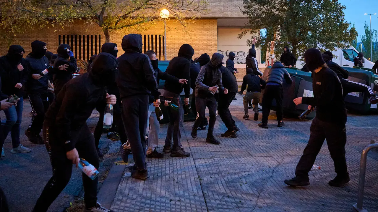 Disturbios en Pamplona frente al acto de Vito Quiles que finalmente ha sido cancelado. PABLO LASAOSA