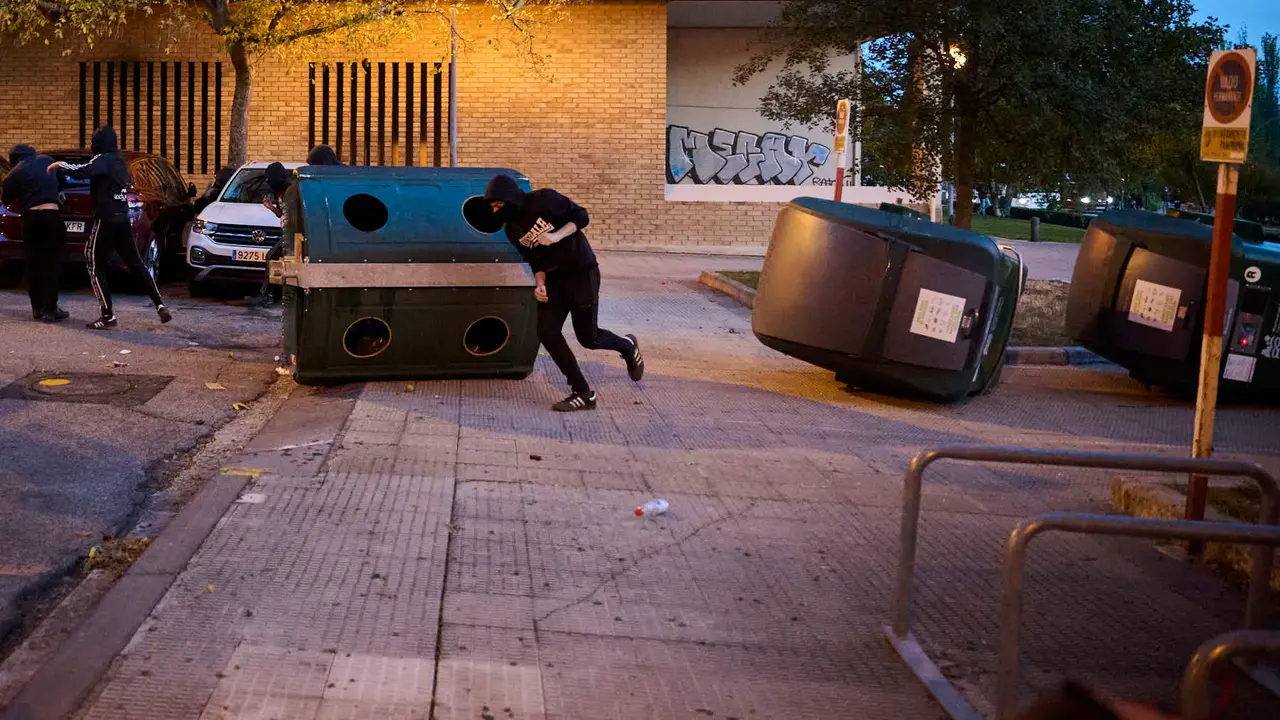 Disturbios en Pamplona frente al acto de Vito Quiles que finalmente ha sido cancelado. PABLO LASAOSA