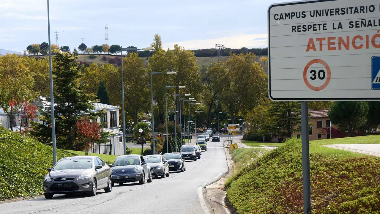 Carretera de la Universidad de Navarra con un único sentido de circulación y nueva señalización horizontal. NAVARRA.COM