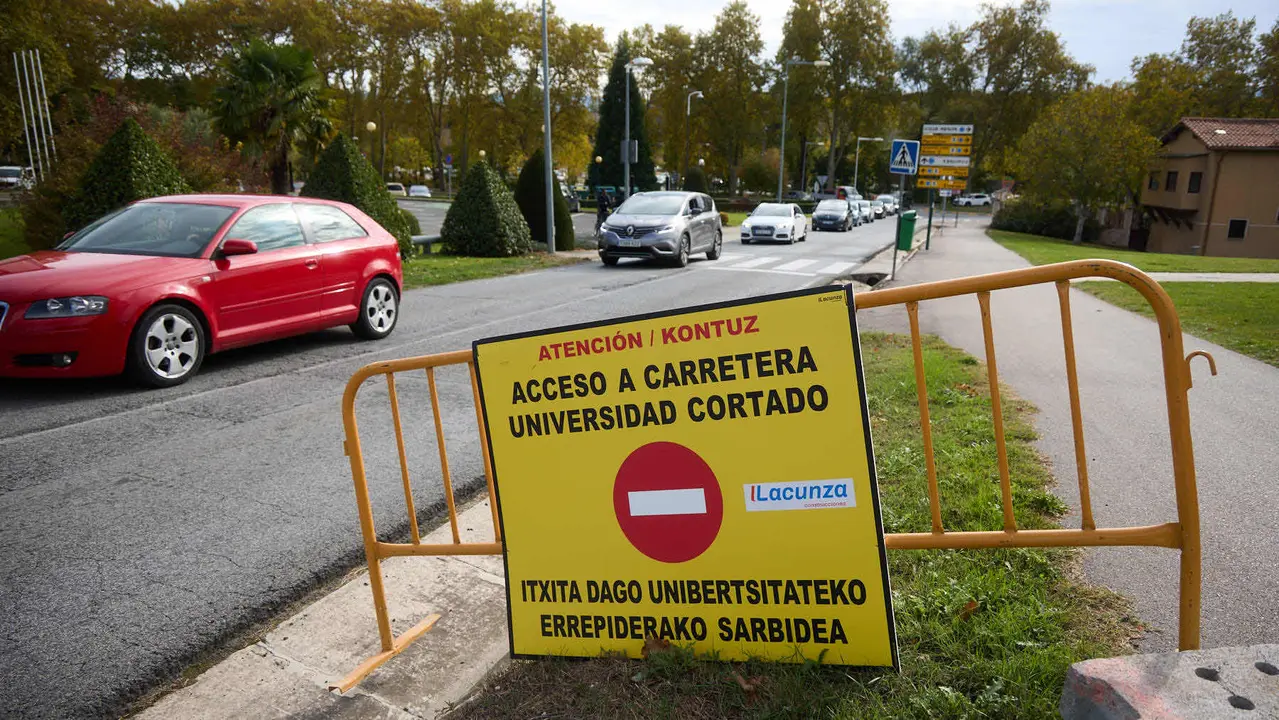 Carretera de la Universidad de Navarra con un único sentido de circulación y nueva señalización horizontal. NAVARRA.COM
