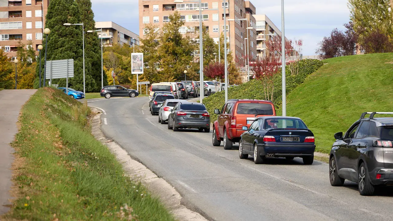 Carretera de la Universidad de Navarra con un único sentido de circulación y nueva señalización horizontal. NAVARRA.COM
