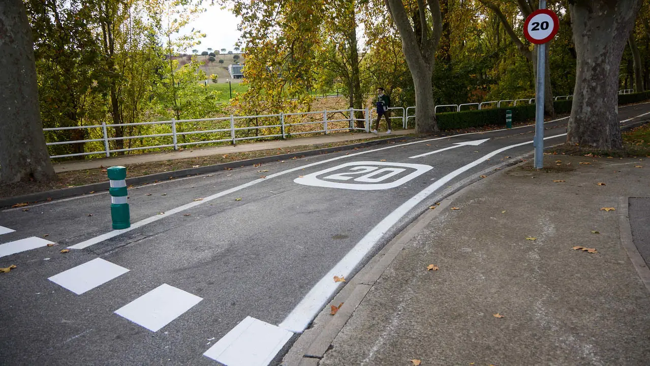Carretera de la Universidad de Navarra con un único sentido de circulación y nueva señalización horizontal. NAVARRA.COM