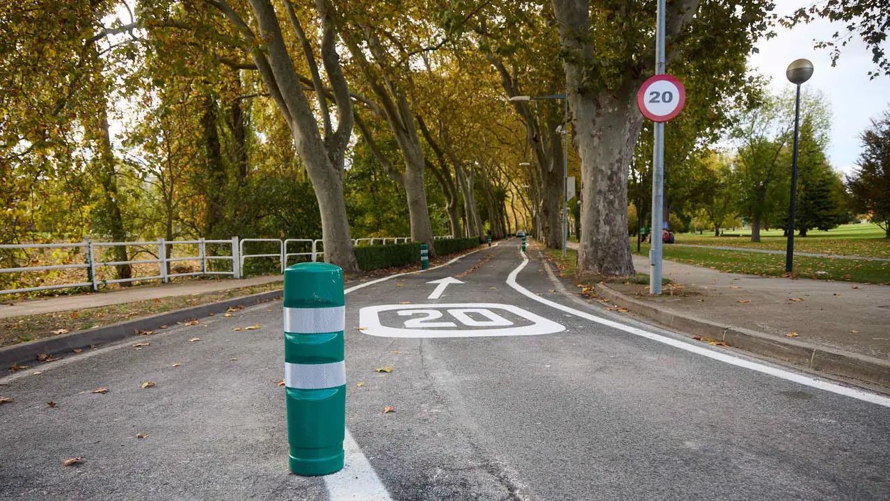 Carretera de la Universidad de Navarra con un único sentido de circulación y nueva señalización horizontal. NAVARRA.COM