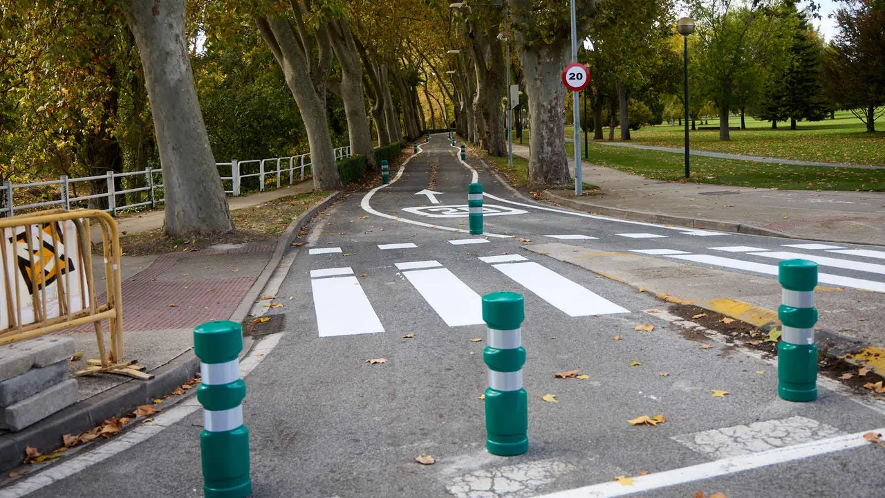 Carretera de la Universidad de Navarra con un único sentido de circulación y nueva señalización horizontal. NAVARRA.COM