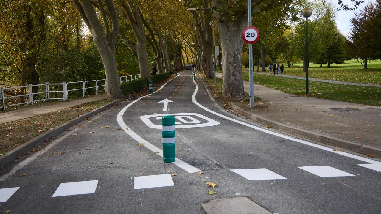 Carretera de la Universidad de Navarra con un único sentido de circulación y nueva señalización horizontal. NAVARRA.COM