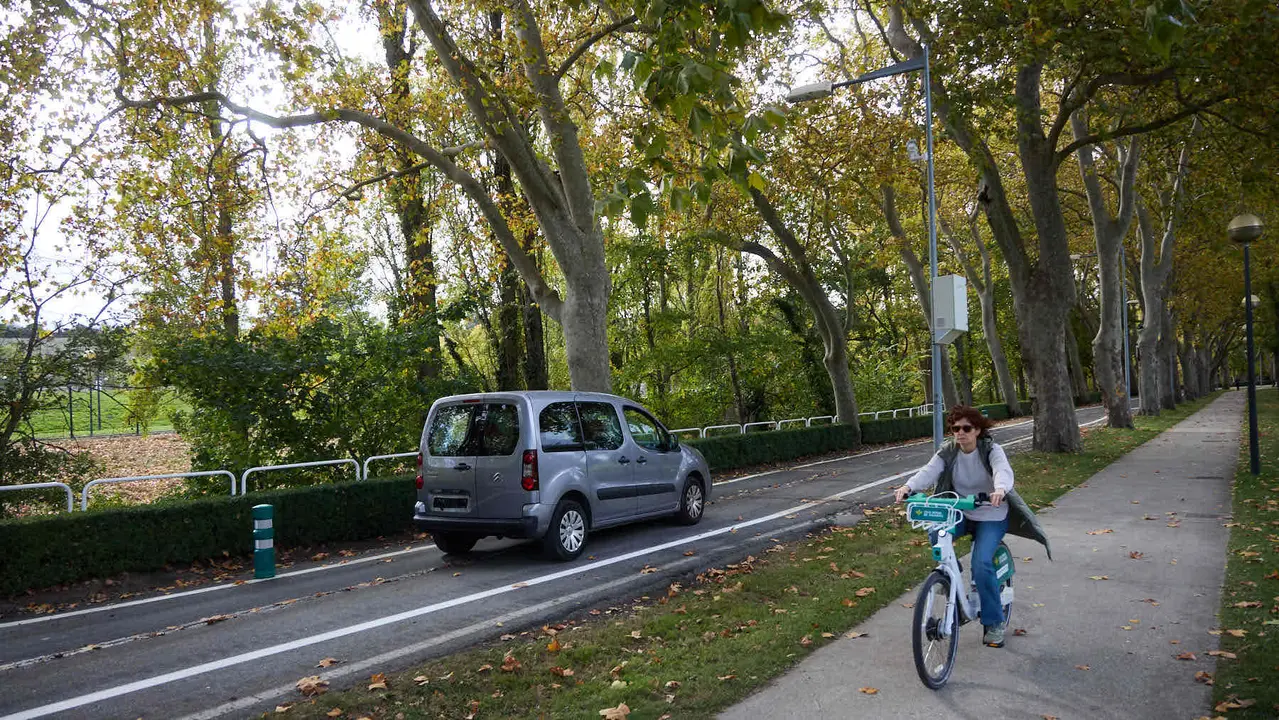 Carretera de la Universidad de Navarra con un único sentido de circulación y nueva señalización horizontal. NAVARRA.COM