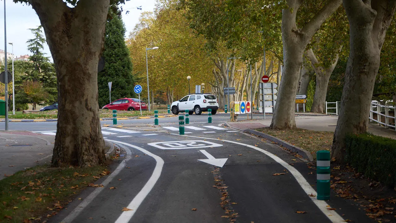 Carretera de la Universidad de Navarra con un único sentido de circulación y nueva señalización horizontal. NAVARRA.COM