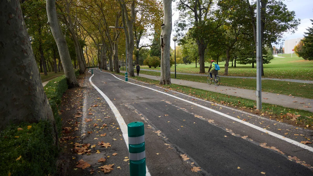 Carretera de la Universidad de Navarra con un único sentido de circulación y nueva señalización horizontal. NAVARRA.COM