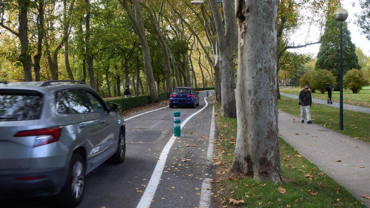 Carretera de la Universidad de Navarra con un único sentido de circulación y nueva señalización horizontal. NAVARRA.COM