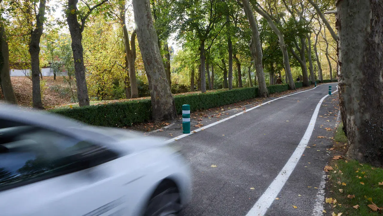 Carretera de la Universidad de Navarra con un único sentido de circulación y nueva señalización horizontal. NAVARRA.COM