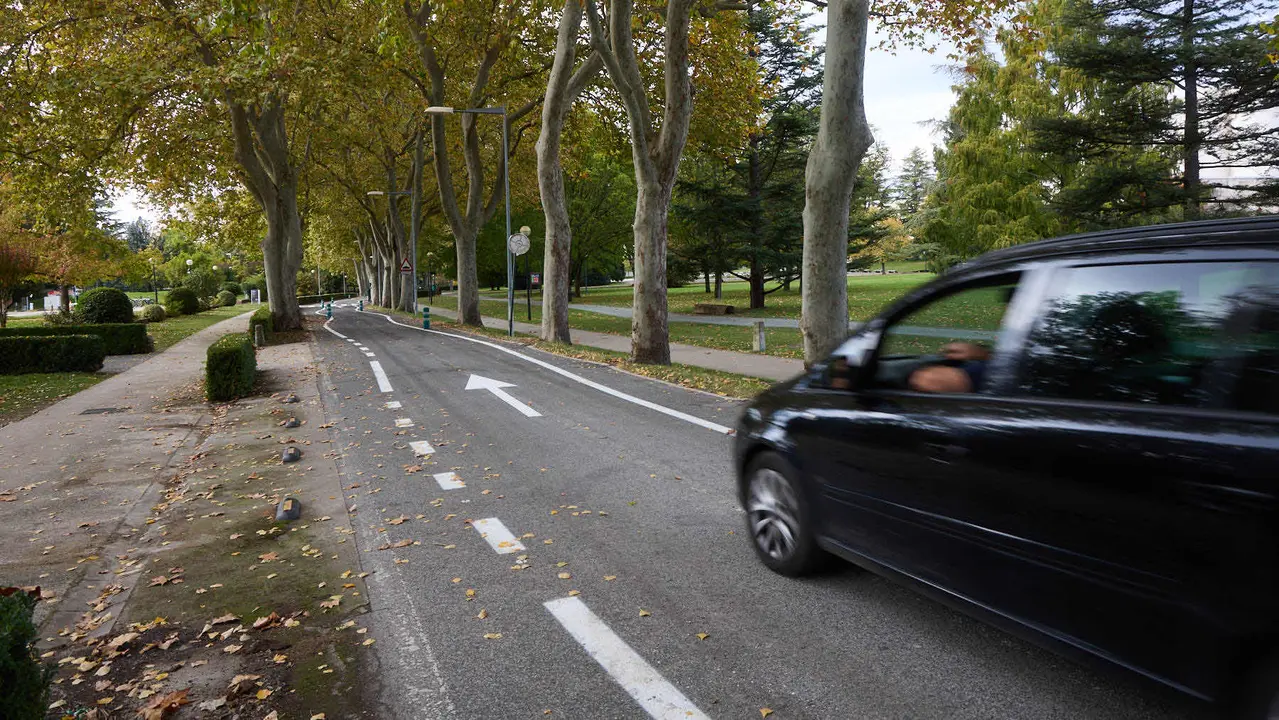 Carretera de la Universidad de Navarra con un único sentido de circulación y nueva señalización horizontal. NAVARRA.COM
