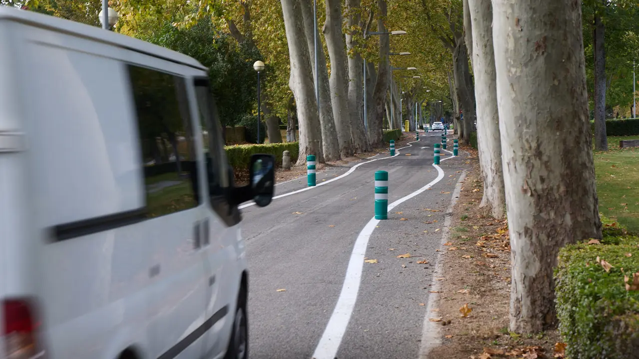Carretera de la Universidad de Navarra con un único sentido de circulación y nueva señalización horizontal. NAVARRA.COM