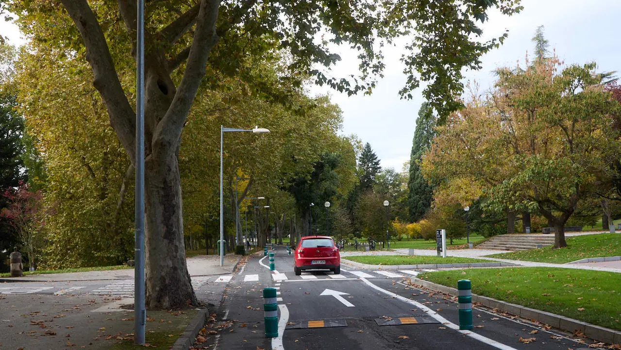 Carretera de la Universidad de Navarra con un único sentido de circulación y nueva señalización horizontal. NAVARRA.COM