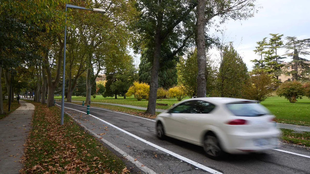 Carretera de la Universidad de Navarra con un único sentido de circulación y nueva señalización horizontal. NAVARRA.COM