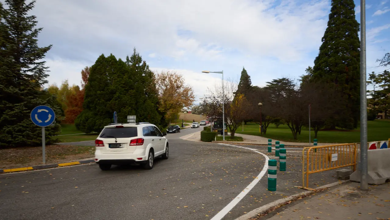Carretera de la Universidad de Navarra con un único sentido de circulación y nueva señalización horizontal. NAVARRA.COM