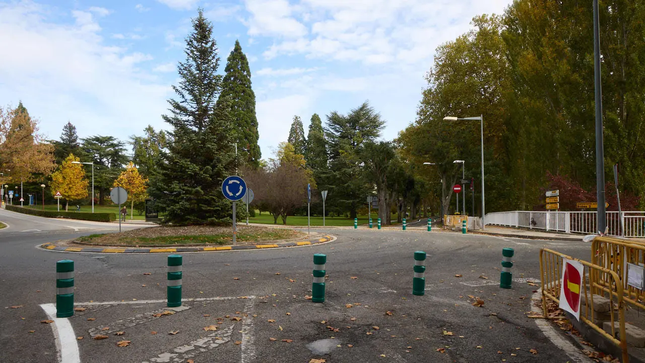 Carretera de la Universidad de Navarra con un único sentido de circulación y nueva señalización horizontal. NAVARRA.COM