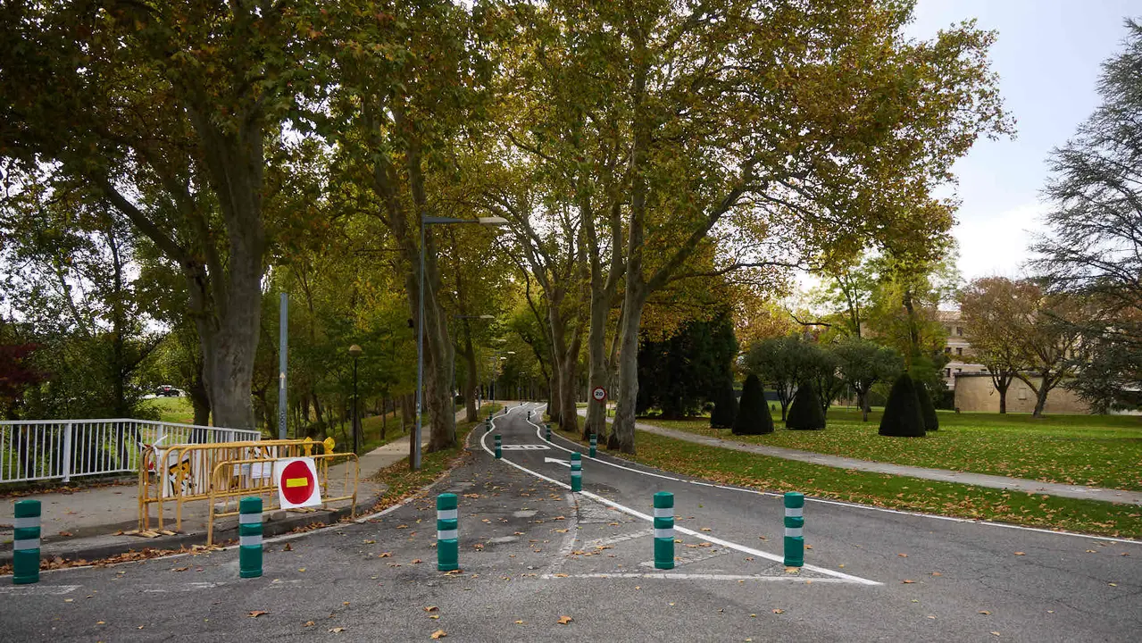 Carretera de la Universidad de Navarra con un único sentido de circulación y nueva señalización horizontal. NAVARRA.COM