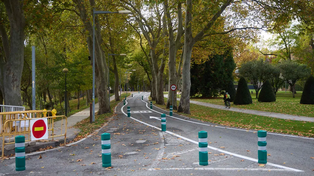 Carretera de la Universidad de Navarra con un único sentido de circulación y nueva señalización horizontal. NAVARRA.COM