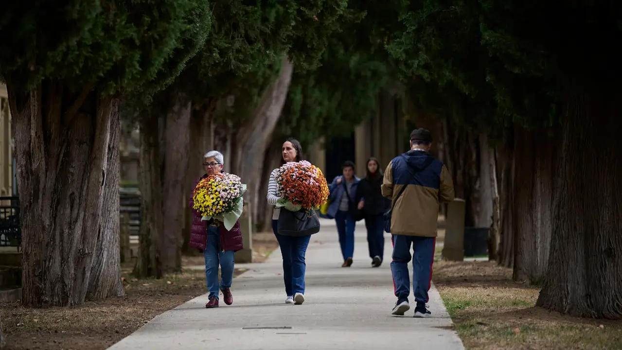 Cientos de personas celebran de Todos los Santos en el cementerio de Pamplona. PABLO LASAOSA