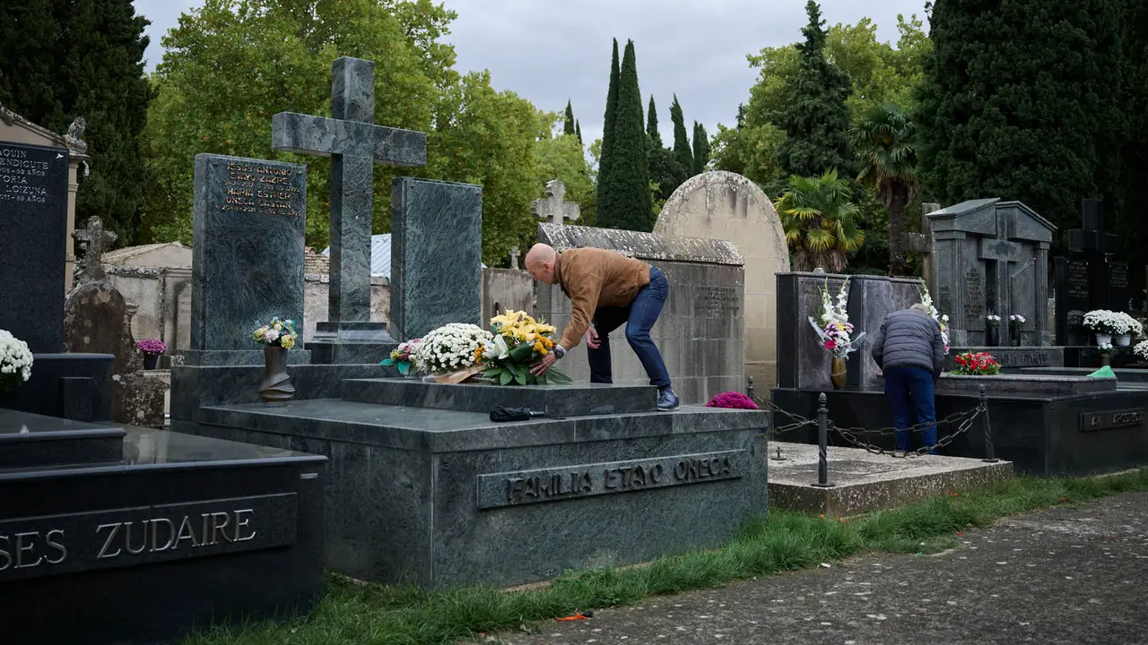 Cientos de personas celebran de Todos los Santos en el cementerio de Pamplona. PABLO LASAOSA