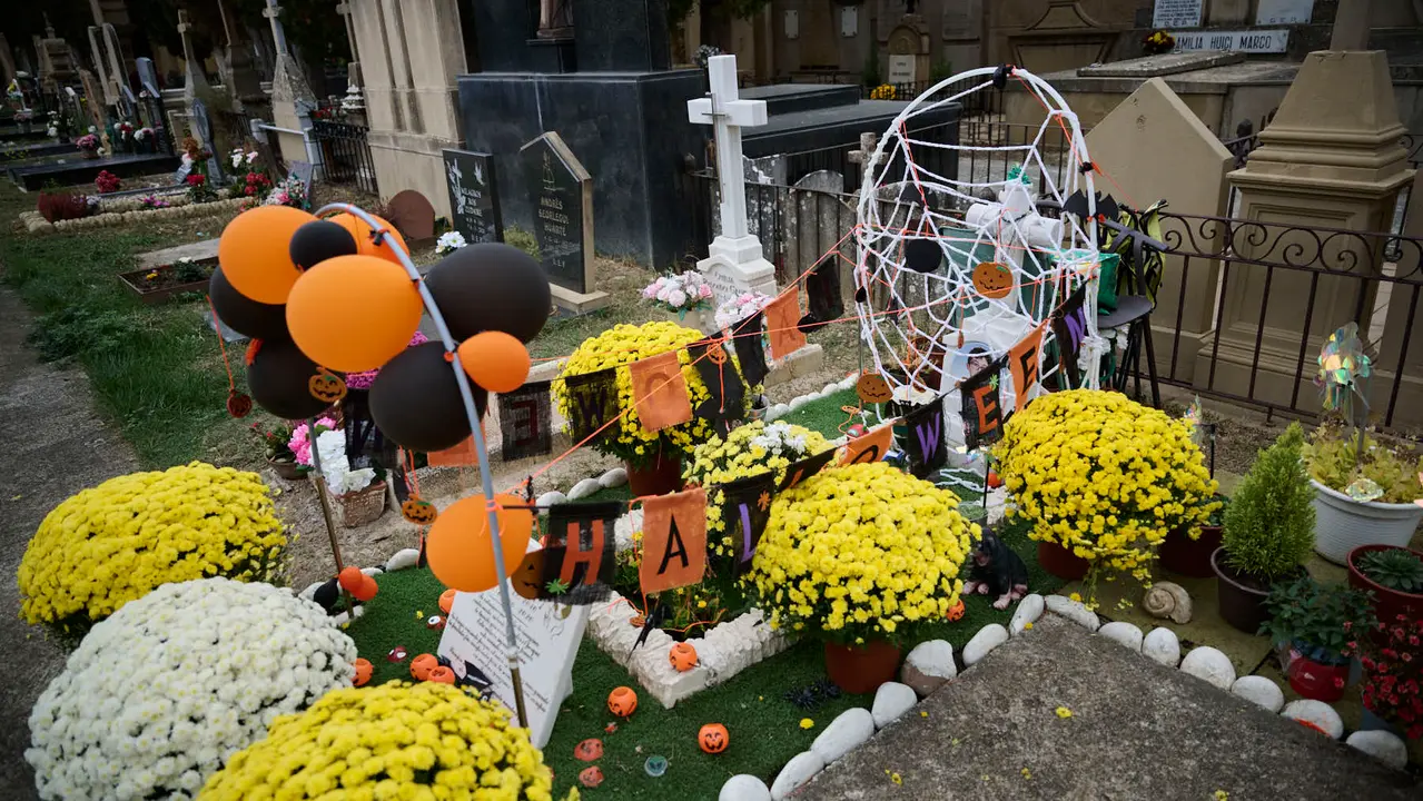 Cientos de personas celebran de Todos los Santos en el cementerio de Pamplona. PABLO LASAOSA