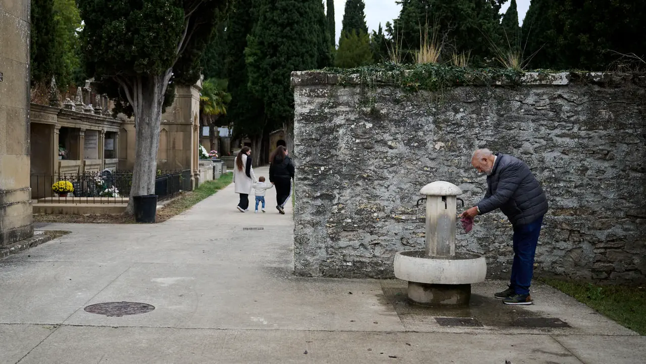 Cientos de personas celebran de Todos los Santos en el cementerio de Pamplona. PABLO LASAOSA