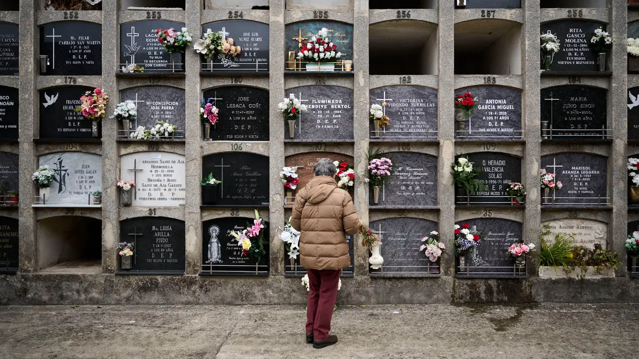 Cientos de personas celebran de Todos los Santos en el cementerio de Pamplona. PABLO LASAOSA