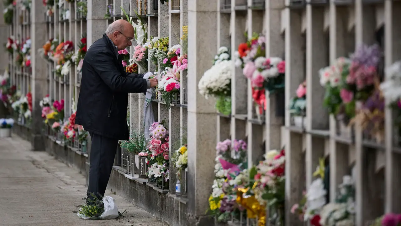 Cientos de personas celebran de Todos los Santos en el cementerio de Pamplona. PABLO LASAOSA