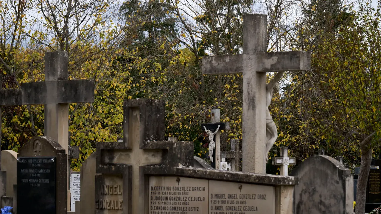 Cientos de personas celebran de Todos los Santos en el cementerio de Pamplona. PABLO LASAOSA