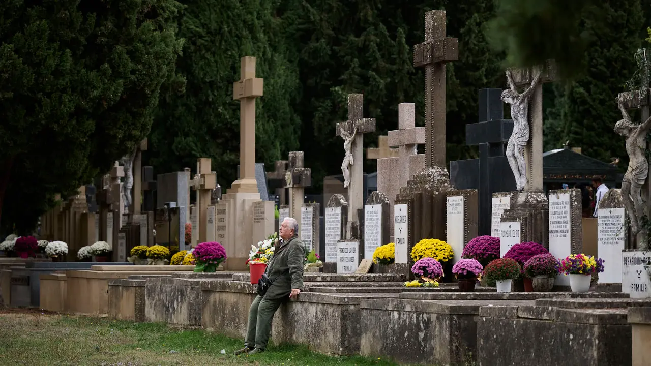 Cientos de personas celebran de Todos los Santos en el cementerio de Pamplona. PABLO LASAOSA