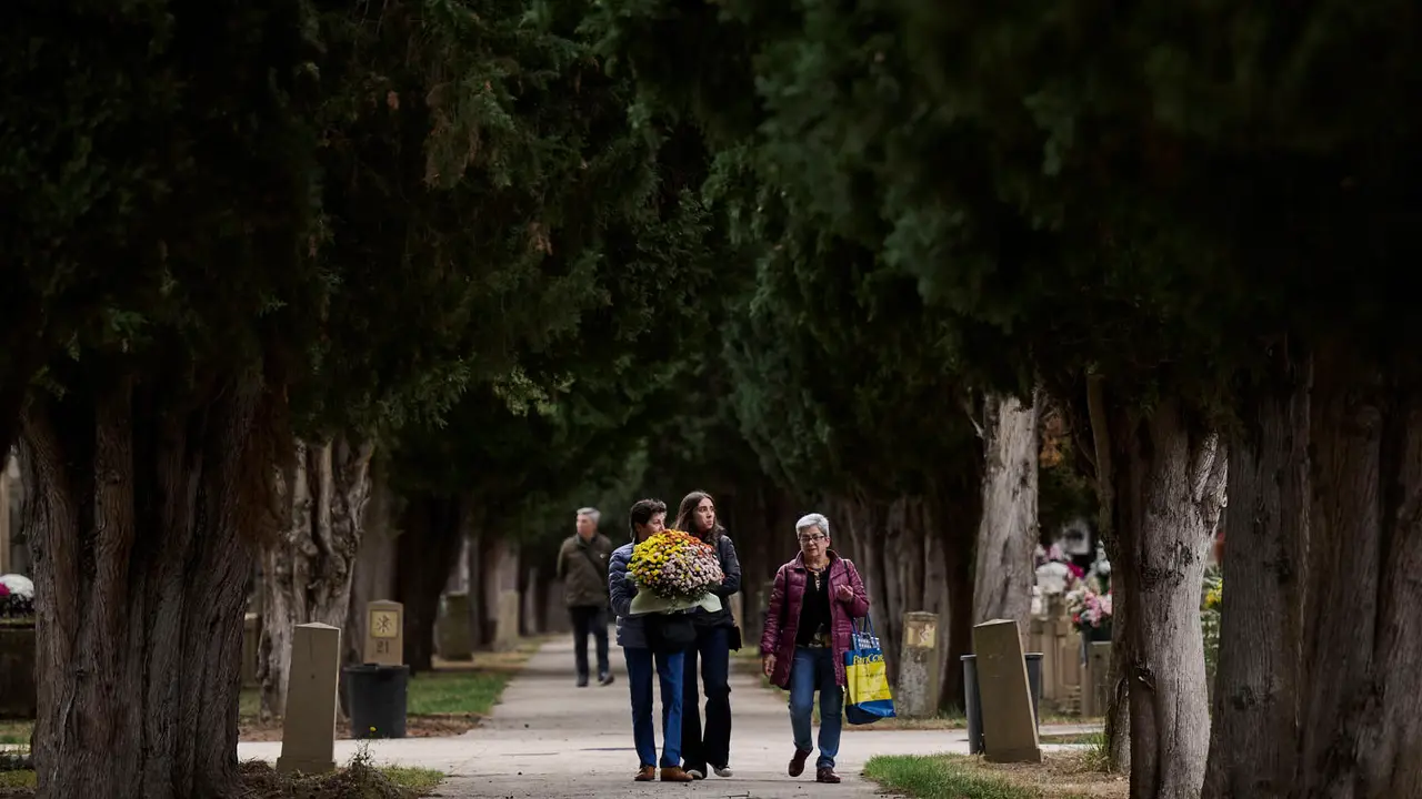 Cientos de personas celebran de Todos los Santos en el cementerio de Pamplona. PABLO LASAOSA