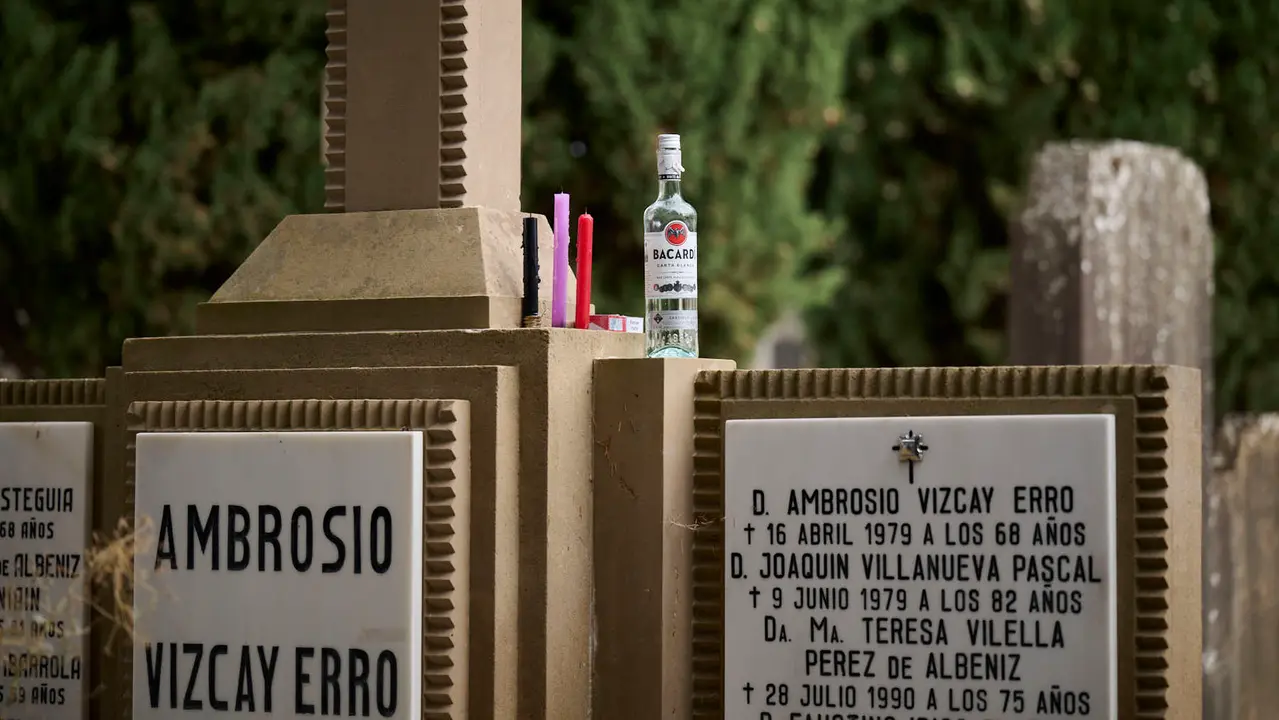 Cientos de personas celebran de Todos los Santos en el cementerio de Pamplona. PABLO LASAOSA