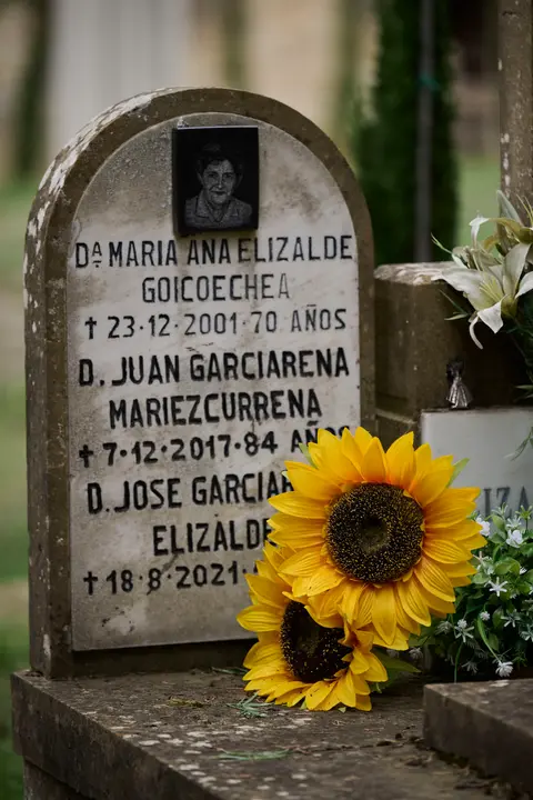 Cientos de personas celebran de Todos los Santos en el cementerio de Pamplona. PABLO LASAOSA