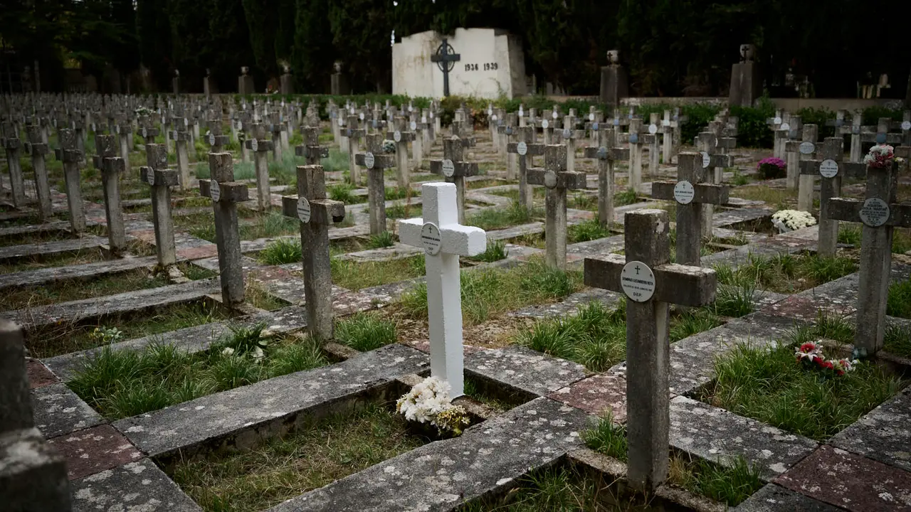 Cientos de personas celebran de Todos los Santos en el cementerio de Pamplona. PABLO LASAOSA
