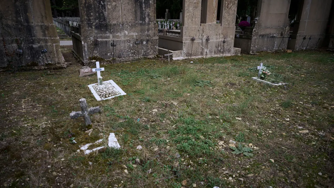 Cientos de personas celebran de Todos los Santos en el cementerio de Pamplona. PABLO LASAOSA