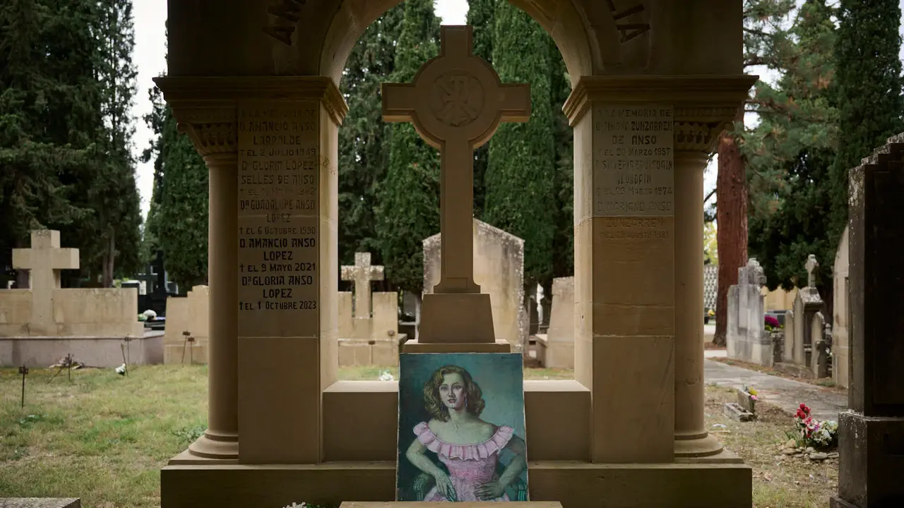 Cientos de personas celebran de Todos los Santos en el cementerio de Pamplona. PABLO LASAOSA