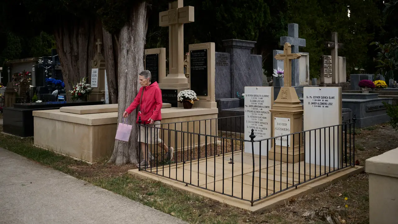 Cientos de personas celebran de Todos los Santos en el cementerio de Pamplona. PABLO LASAOSA