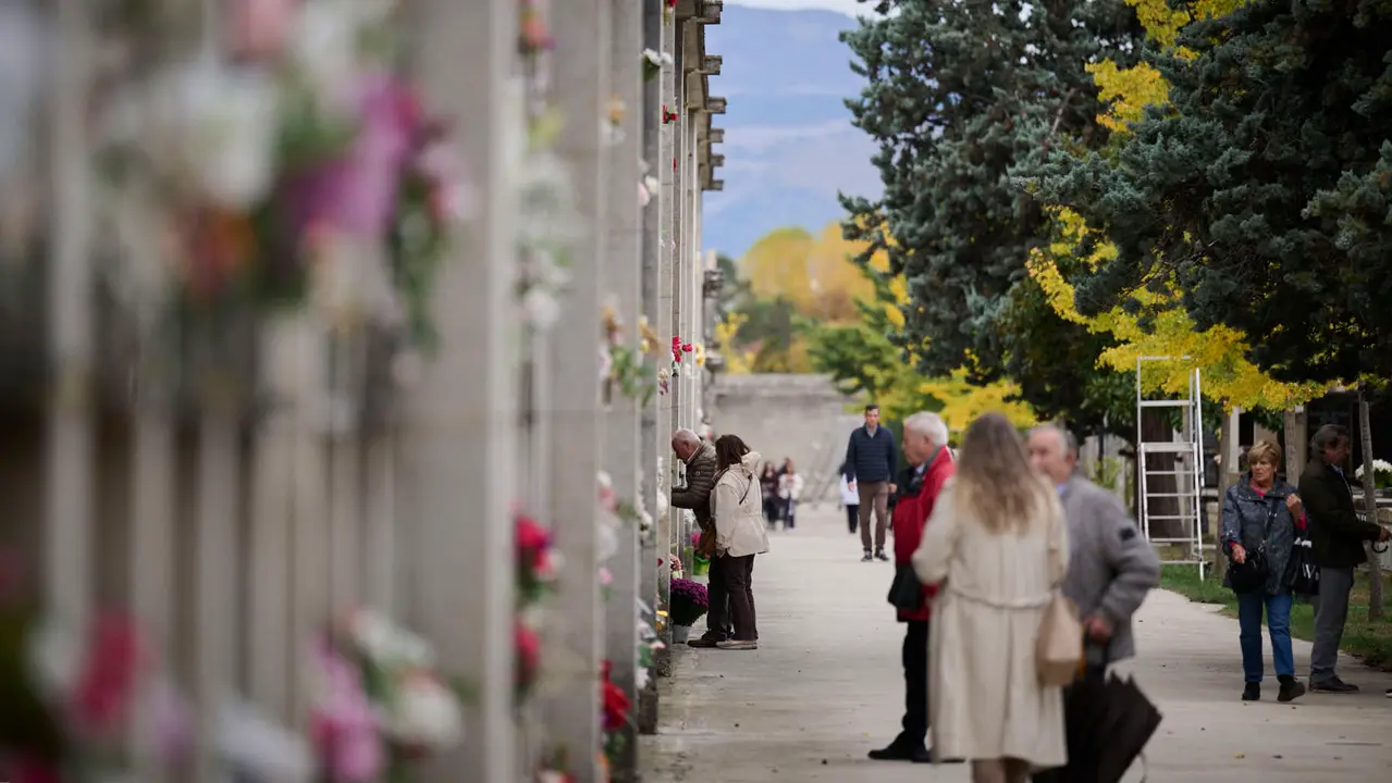 Cientos de personas celebran de Todos los Santos en el cementerio de Pamplona. PABLO LASAOSA