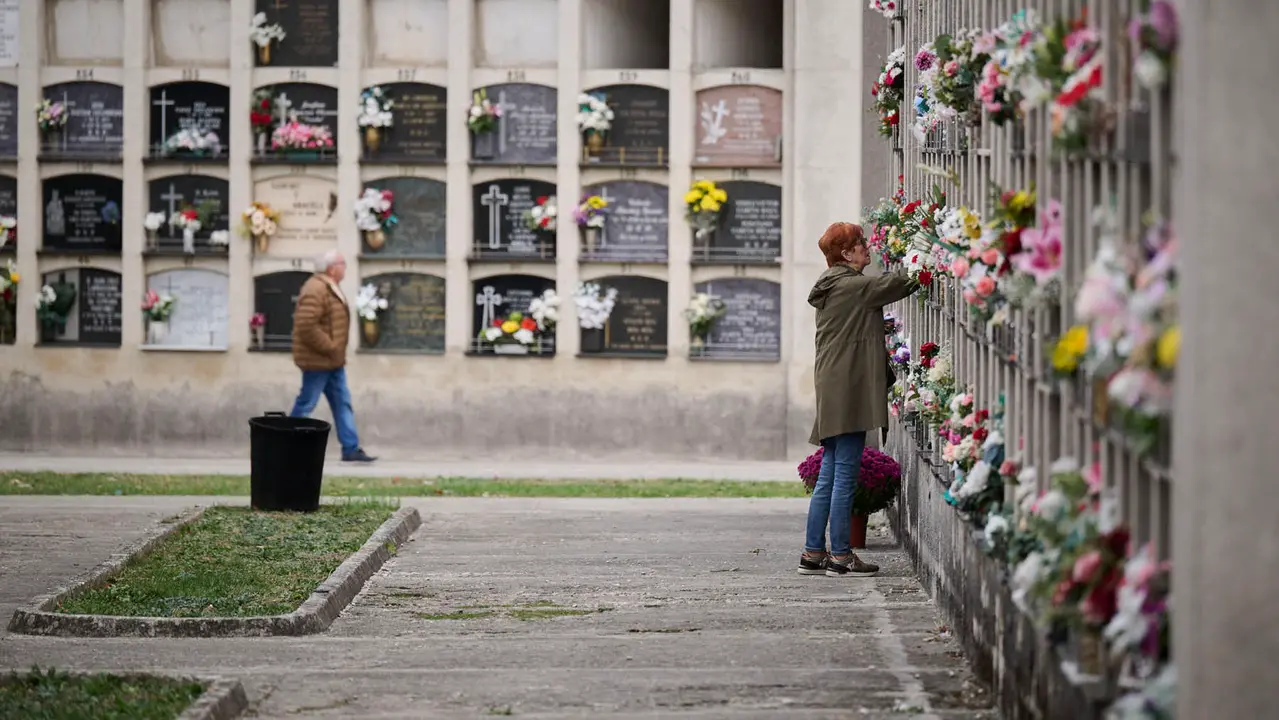Cientos de personas celebran de Todos los Santos en el cementerio de Pamplona. PABLO LASAOSA
