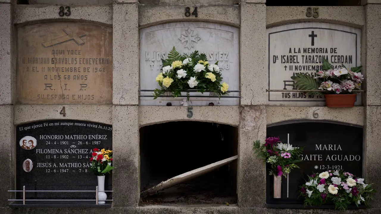 Cientos de personas celebran de Todos los Santos en el cementerio de Pamplona. PABLO LASAOSA