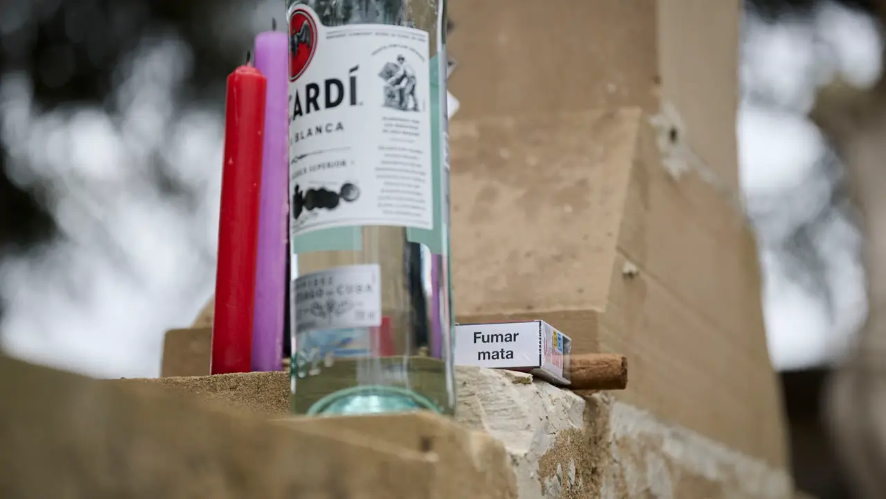 Cientos de personas celebran de Todos los Santos en el cementerio de Pamplona. PABLO LASAOSA
