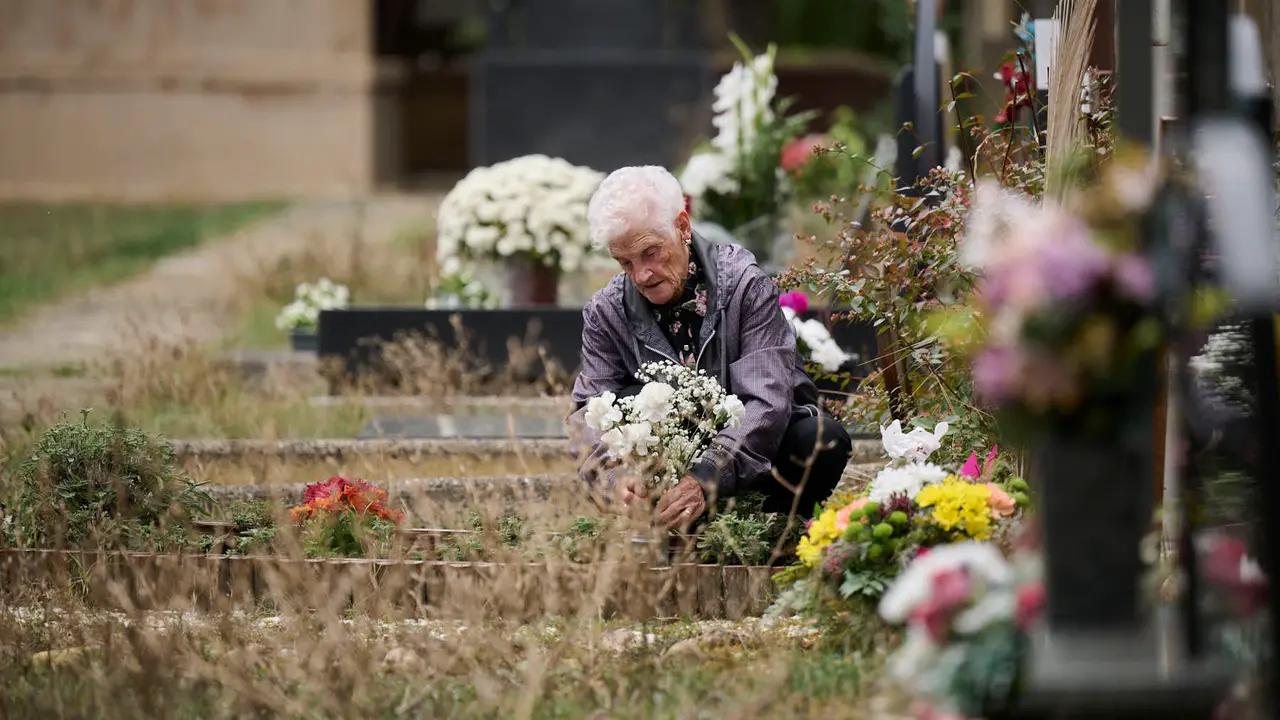 Cientos de personas celebran de Todos los Santos en el cementerio de Pamplona. PABLO LASAOSA