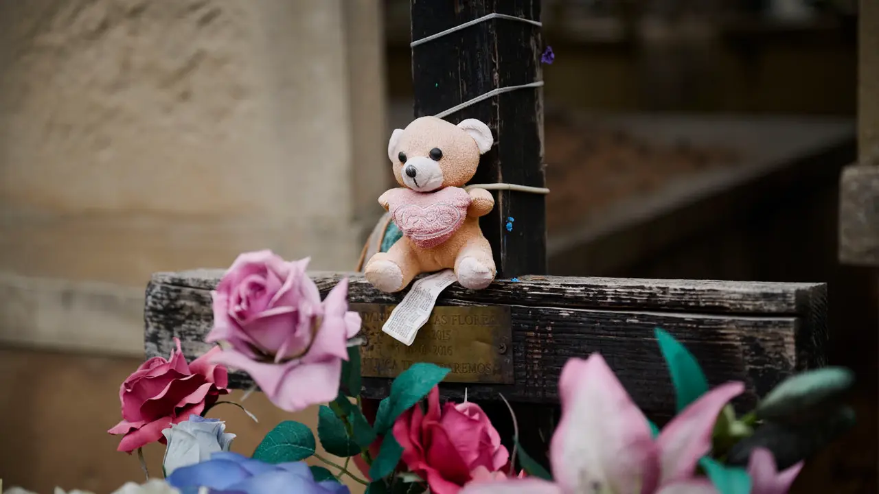 Cientos de personas celebran de Todos los Santos en el cementerio de Pamplona. PABLO LASAOSA