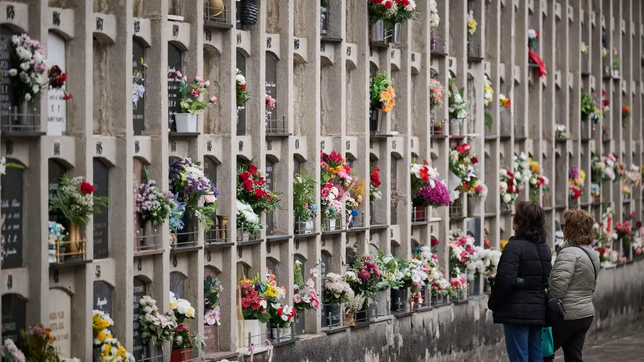 Cientos de personas celebran de Todos los Santos en el cementerio de Pamplona. PABLO LASAOSA