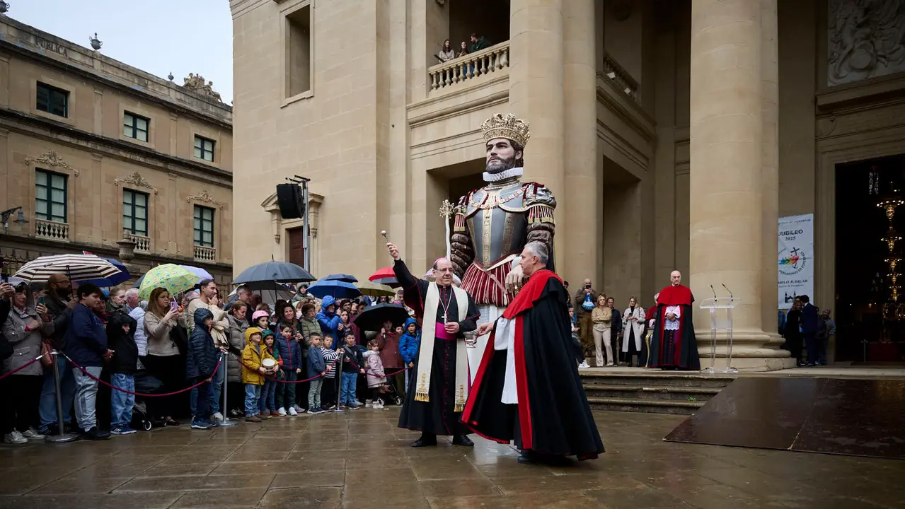Presentación de los gigantes de la Catedral de Pamplona. PABLO LASAOSA