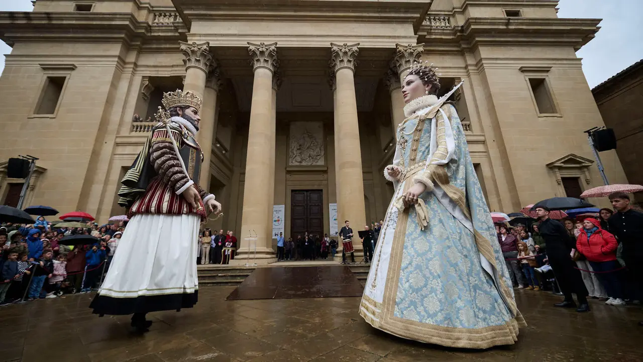 Presentación de los gigantes de la Catedral de Pamplona. PABLO LASAOSA
