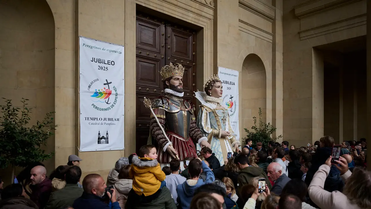 Presentación de los gigantes de la Catedral de Pamplona. PABLO LASAOSA