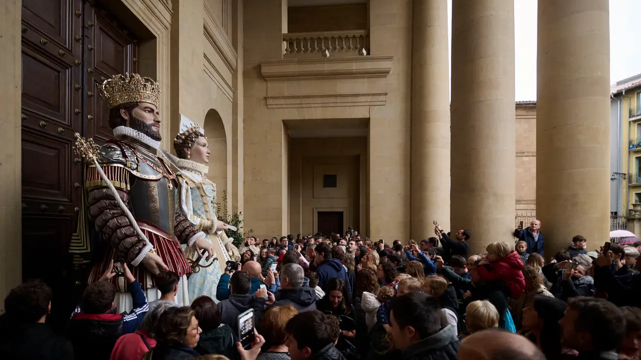 Presentación de los gigantes de la Catedral de Pamplona. PABLO LASAOSA